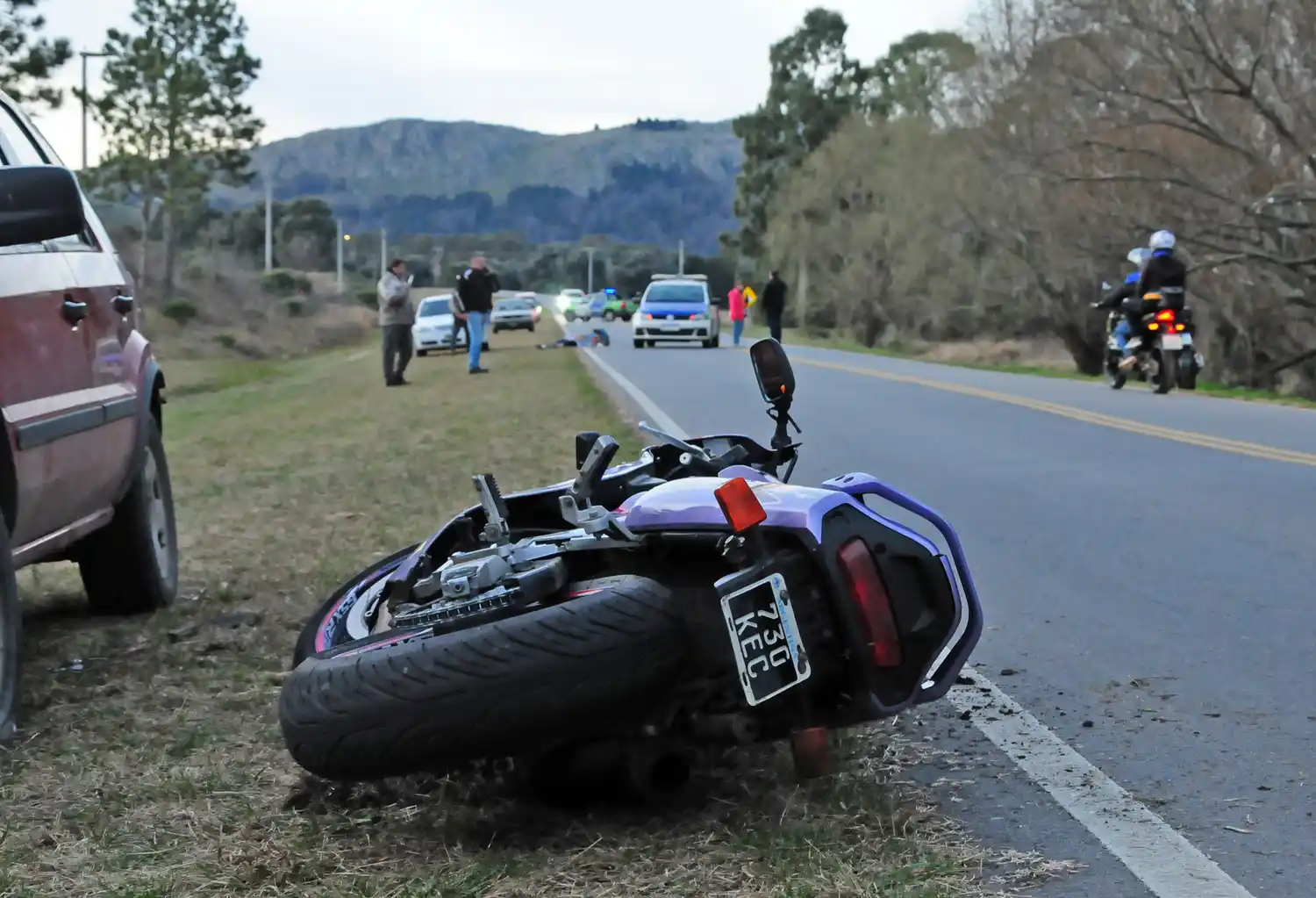 Murió un hombre tras perder el control de su moto y golpear contra un auto en avenida Don Bosco