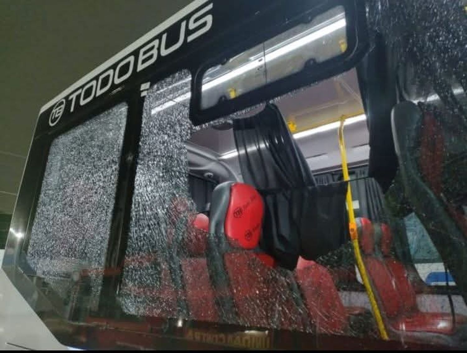 Atacaron un colectivo de la línea 57 que no adhirió al paro en General Rodríguez: le rompieron los vidrios a piedrazos
