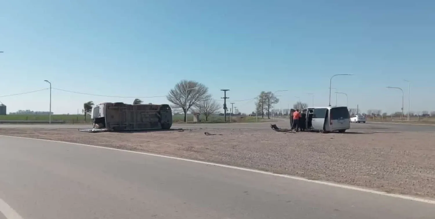 Los dos vehículos luego del choque en el cruce de las Rutas 80 y 10. Crédito: Ariel Tudino.