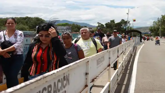 MIGRACIÓN COLOMBIA muda puntos de control y agiliza paso peatonal por los puentes fronterizos