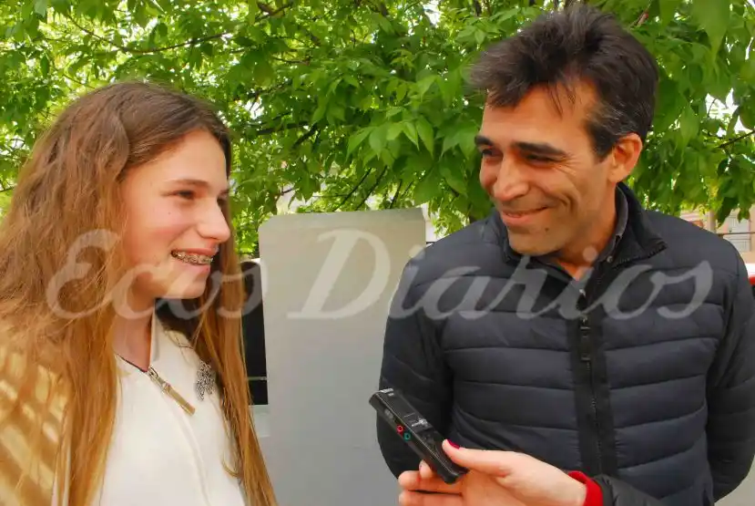 El voto del Intendente junto a una de sus hijas