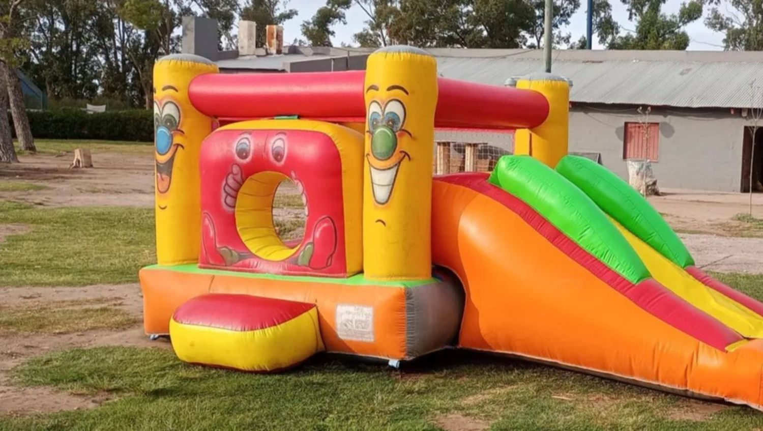 Le alquilaron un castillo inflable pero se lo robaron: Tras la denuncia, lo devolvieron, pero amenazan a la dueña