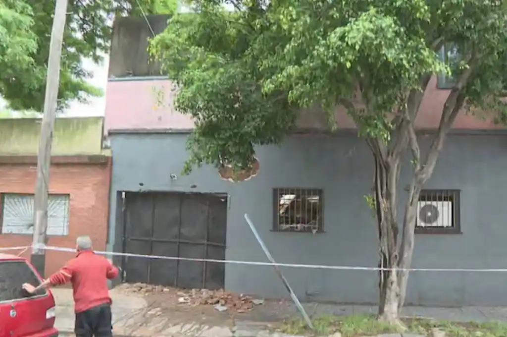 Una mujer y su hijo fueron rescatados.