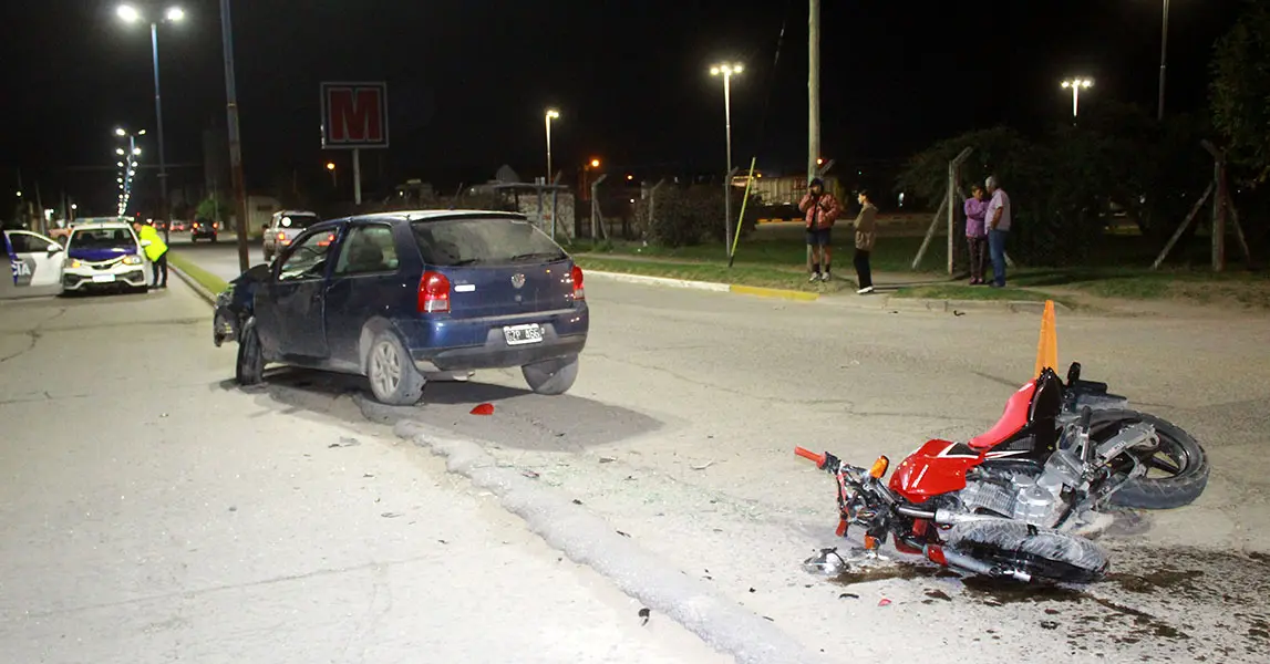 Motociclista herido al embestir un auto