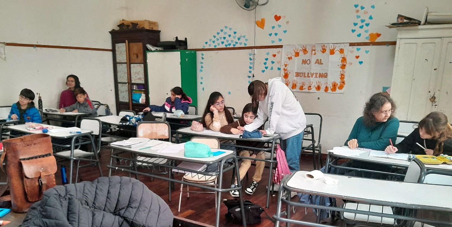 La coordinadora junto a otros docentes realizan un intensa tarea de preparación de los jóvenes.