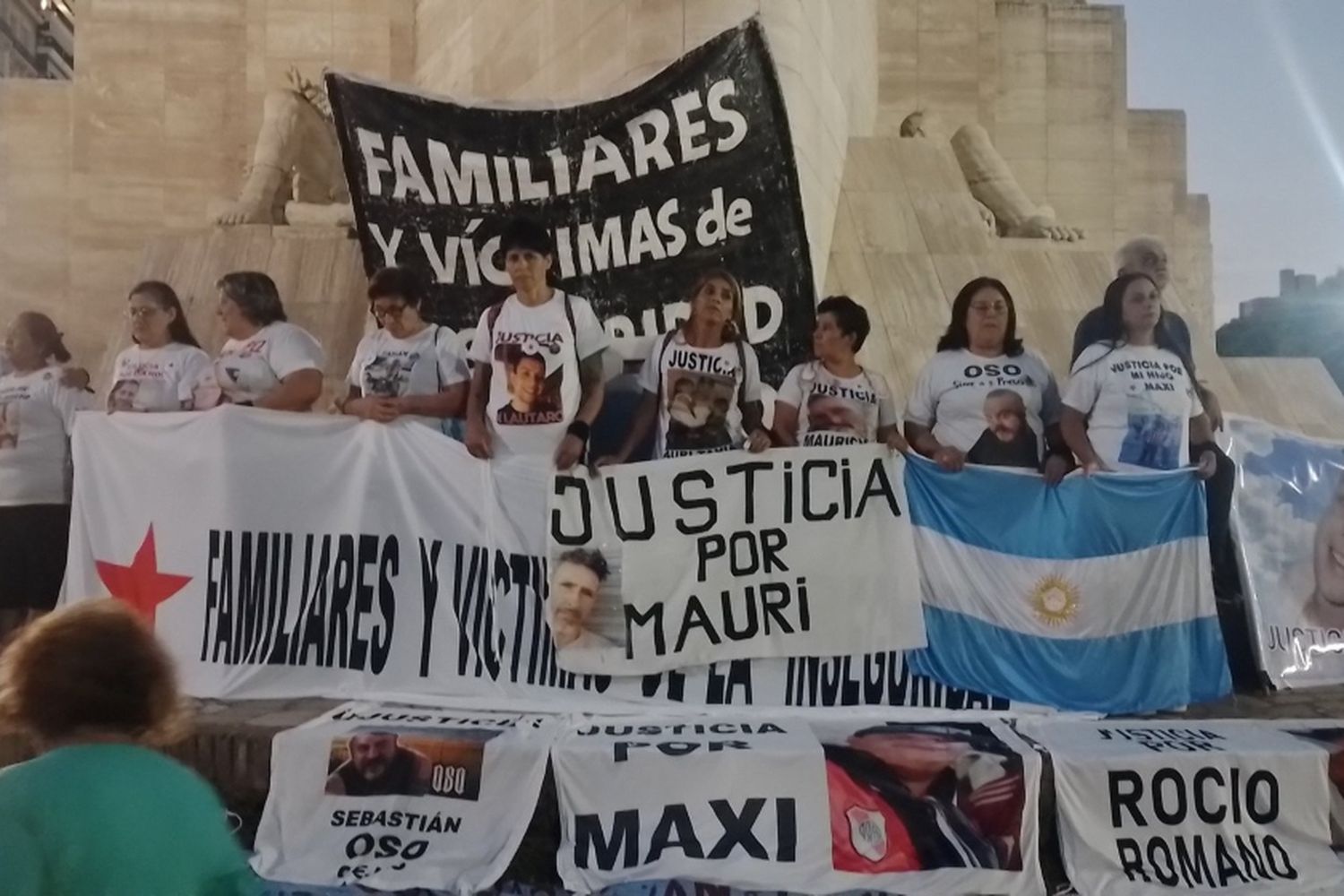 «Rosario sangra»: el Monumento albergó un nuevo reclamo por seguridad en la ciudad