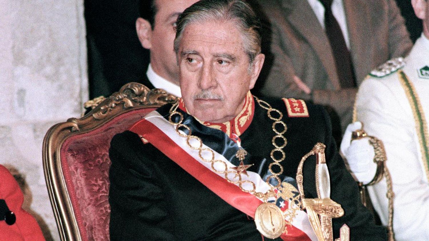 Alberto Fernández retiró dos condecoraciones que se le habían dado a Pinochet