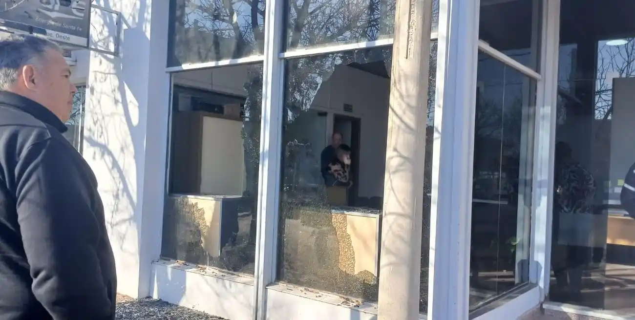 Día de furia: qué dijo el fiscal sobre el ataque con un pico a las oficinas de la EPE de San Jorge