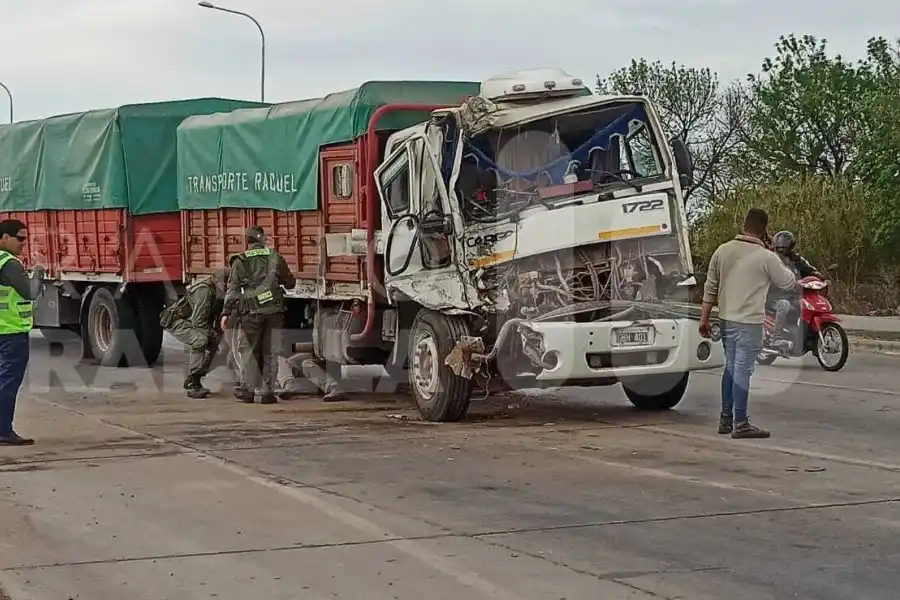 Accidente en Ruta 34 y el Camino 6: chocaron dos camiones y hay casi 1 kilómetro de cola de autos