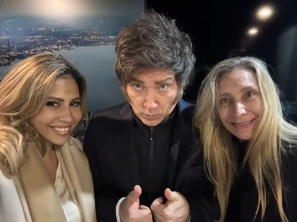 La diputada nacional Romina Diez, junto al presidente Javier Milei y su hermana Karina.