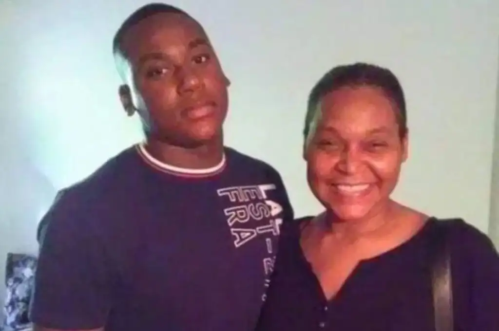 Jaylen Johson junto a su mamá, Monica McNichols-Johnson. (Foto: X/@bso)