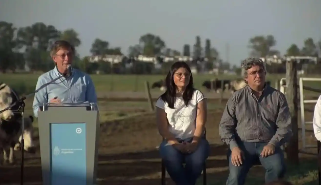 El Ministro de Economía y el Secretario de agroindustria anuncian beneficios para el sector lácteo