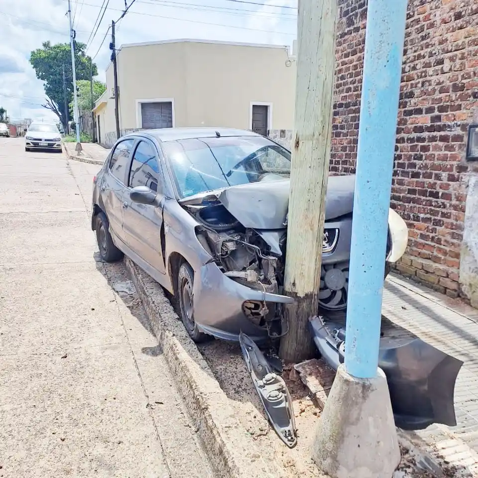Un automóvil colisionó contra un poste de tendido eléctrico