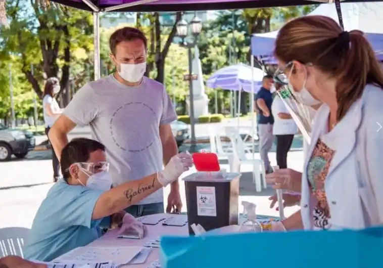 Vacunación en Campana: Abella exige transparencia y puso a disposición una lista de vacunados a nivel local