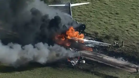 SE SALVARON TODOS: se estrelló avión en Texas con al menos 21 personas a bordo