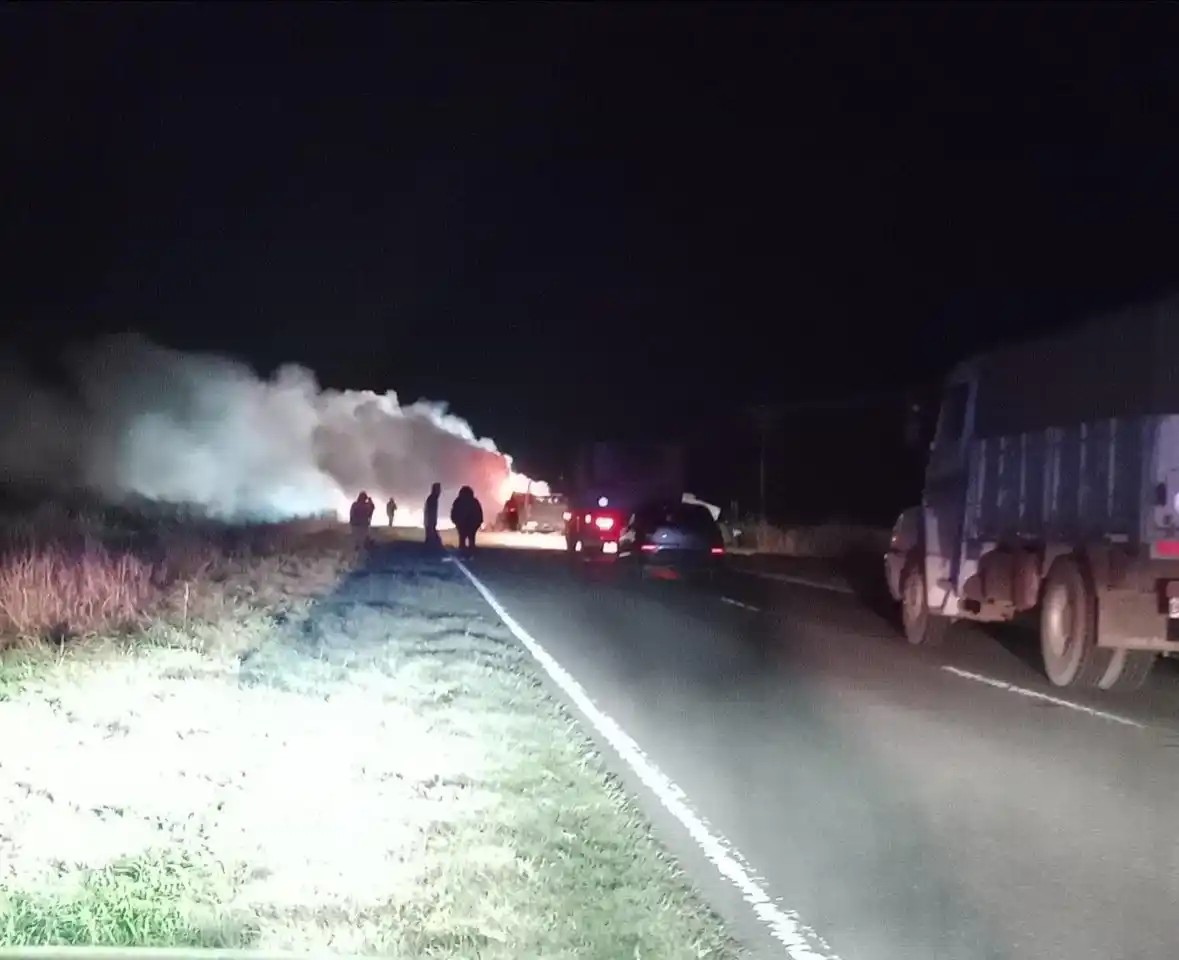 Uno de los camiones tomó fuego tras el impacto.