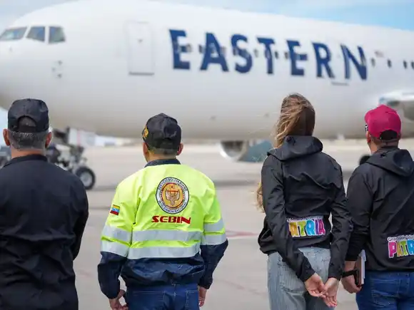 En medio de la crisis de vuelos llega avión de EE. UU. con 175 migrantes deportados