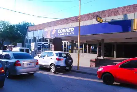 Los empleados del Correo realizan un reclamo salarial con retención de tareas