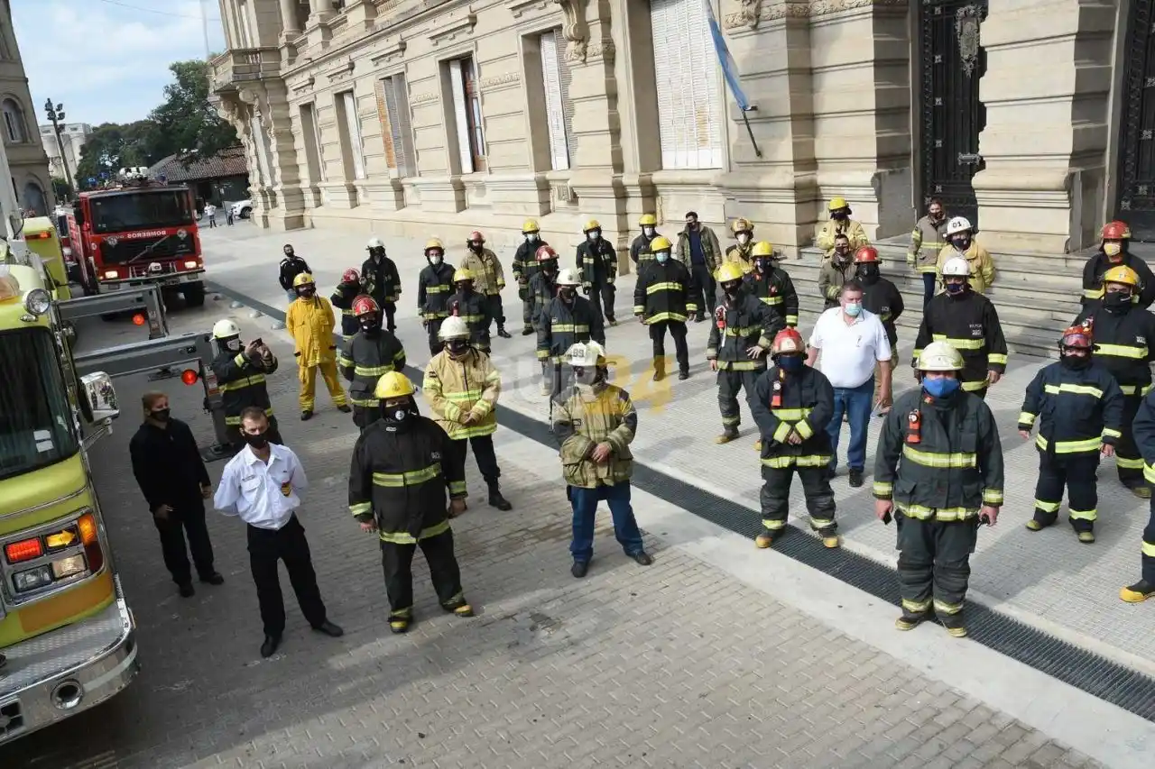 Bomberos Voluntarios se movilizaron para pedir vacunas
