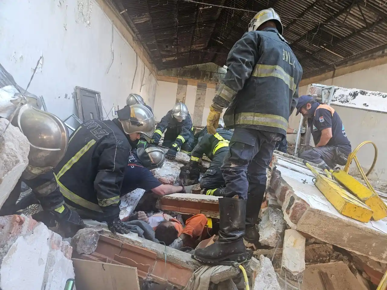 Imágenes impactantes: así rescataron entre los escombros a un obrero tras el derrumbe de un galpón en Temperley