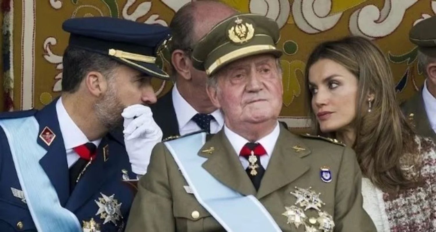 El príncipe Felipe, el rey de España Juan Carlos y la princesa Letizia asisten a un desfile militar en Madrid, el 12 de octubre 2012.