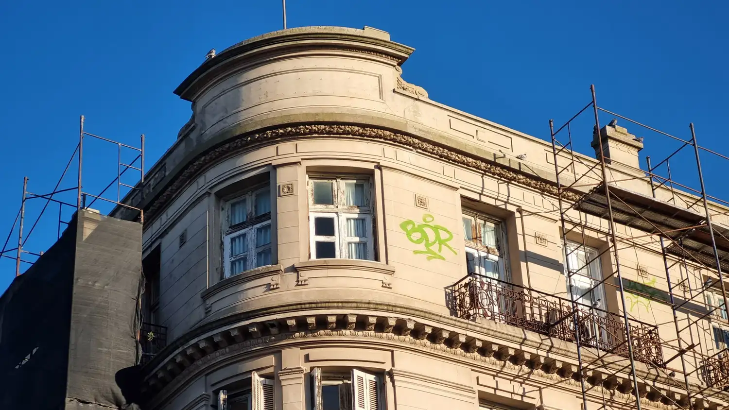 La pintada que se puede ver sobre el tercer piso del rectorado