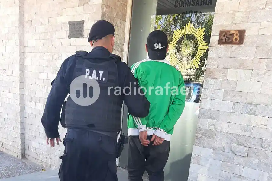 ¡Fernet Fugitivo! Aprehenden a ladrón tras robo en supermercado Crisol