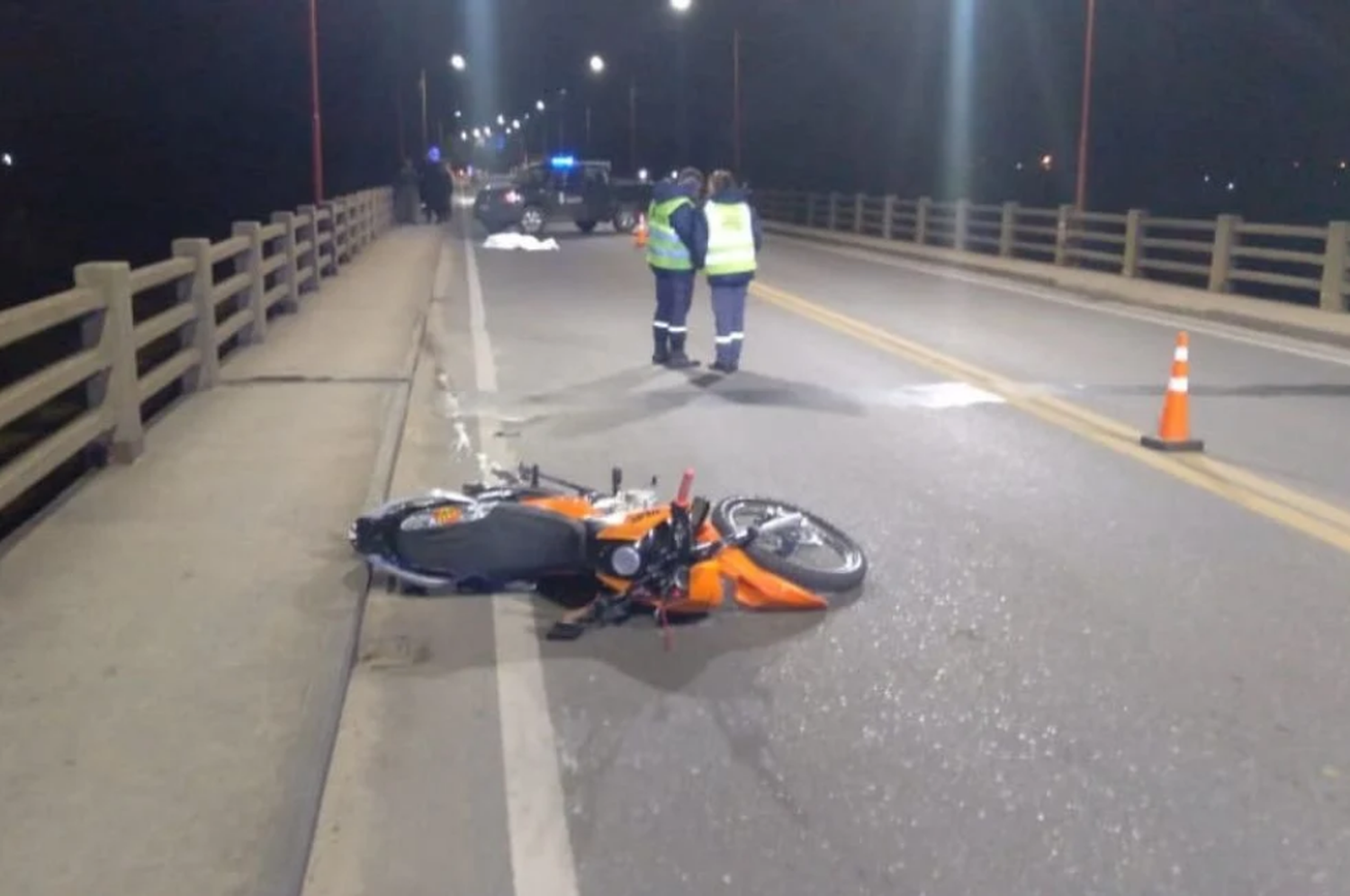 El conductor de una de las motos cayó al pavimento y murió antes de que pueda recibir atención médica. Crédito: El Litoral.