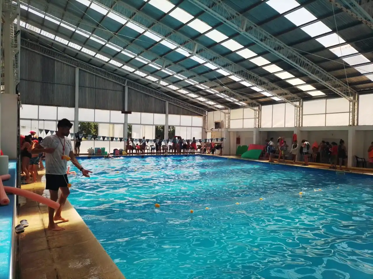 Cientos de personas participan en las distintas propuestas de pileta.