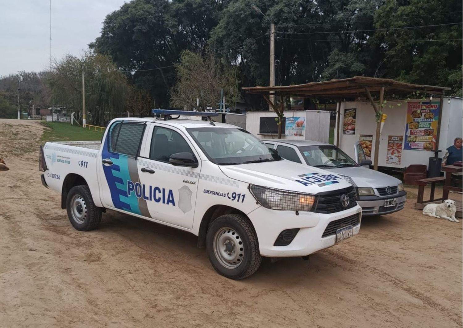 El móvil policial en la playa pública de la localidad tras el robo.