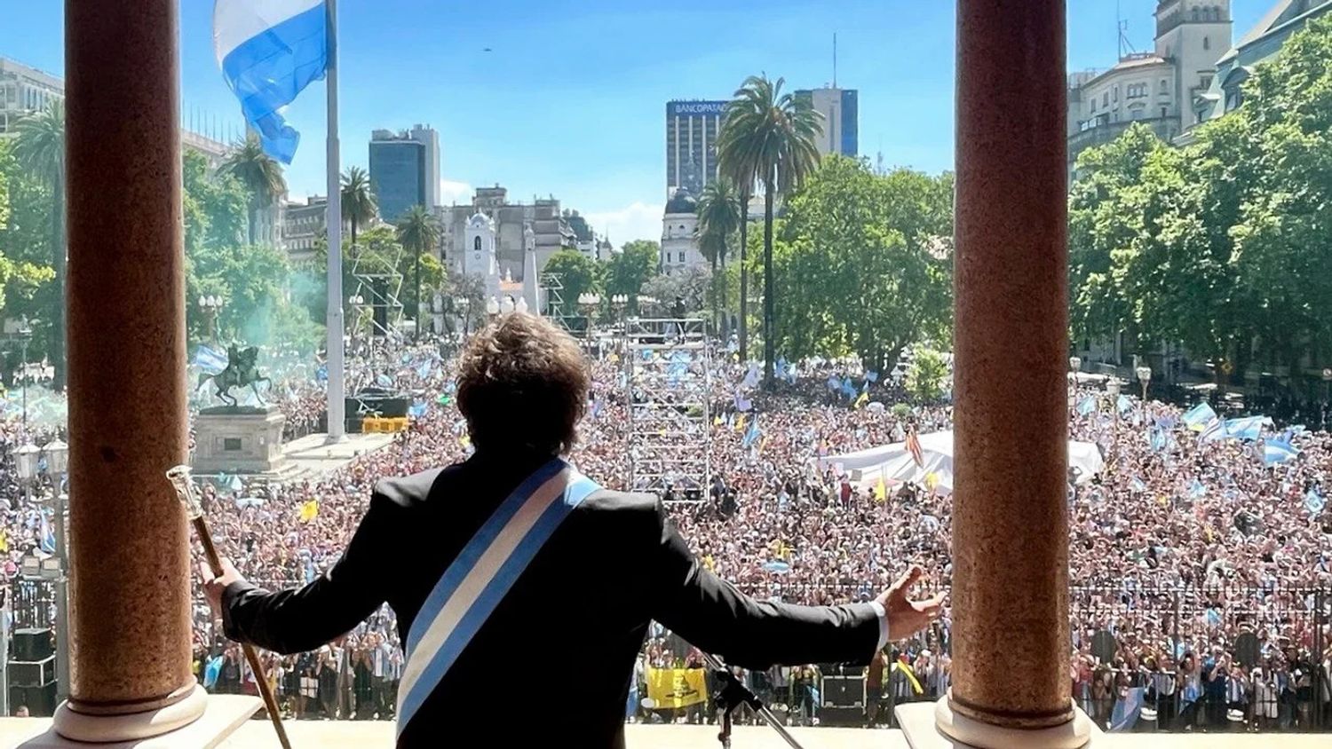 Javier Milei saludó desde el balcón de la Casa Rosada.