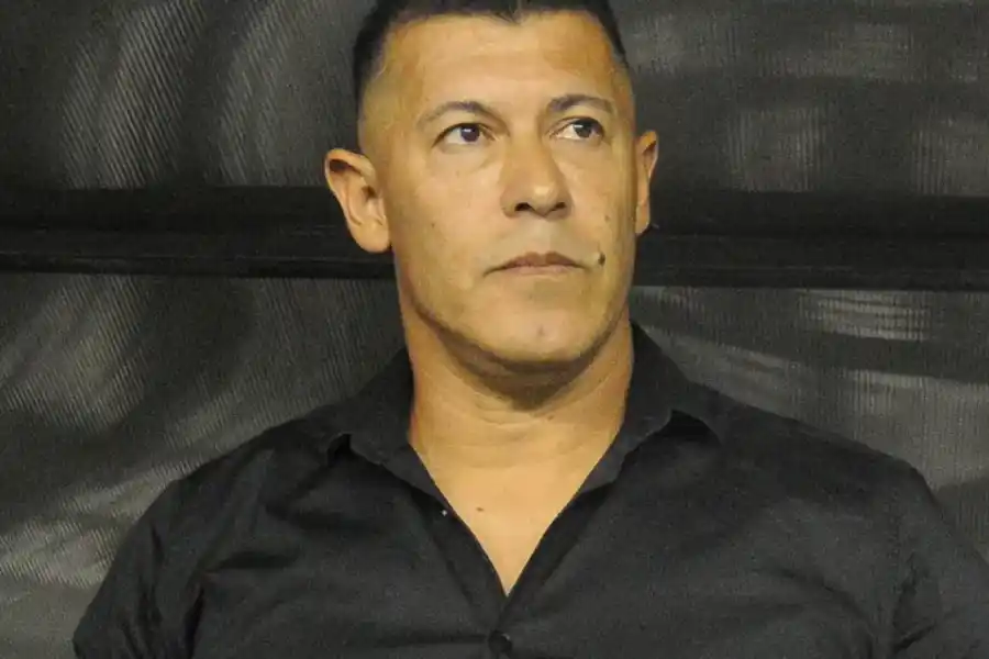 Riquelme acordó la contratación de Jorge Almirón para asumir como DT de Boca