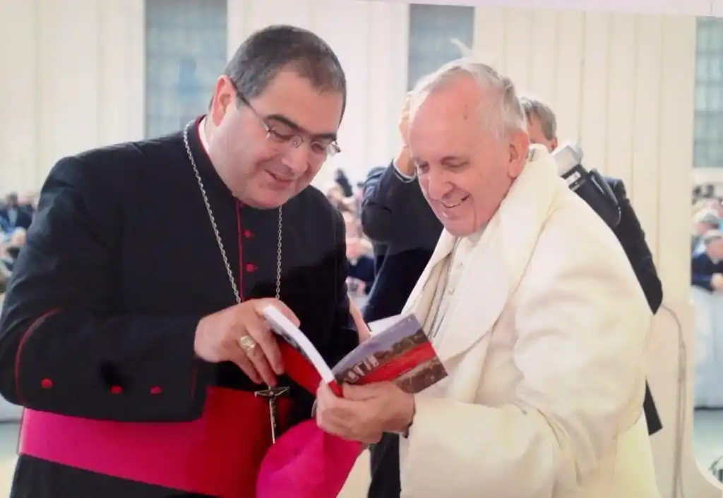 Buenanueva entregando al Papa el libro escrito por "Pancho" Giletta.