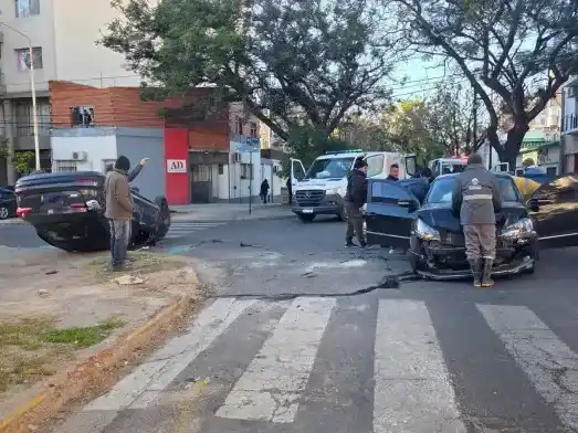 Vuelco y rescate dramático en Entre Ríos: “Me metí sin pensarlo porque escuché nenes llorando”