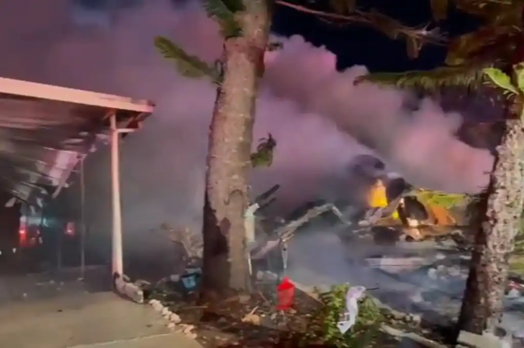 Tras impactar en el parque de casas rodantes, la aeronave se prendió fuego con el tanque de combustible casi lleno. Intentan determinar el número de víctimas fatales.