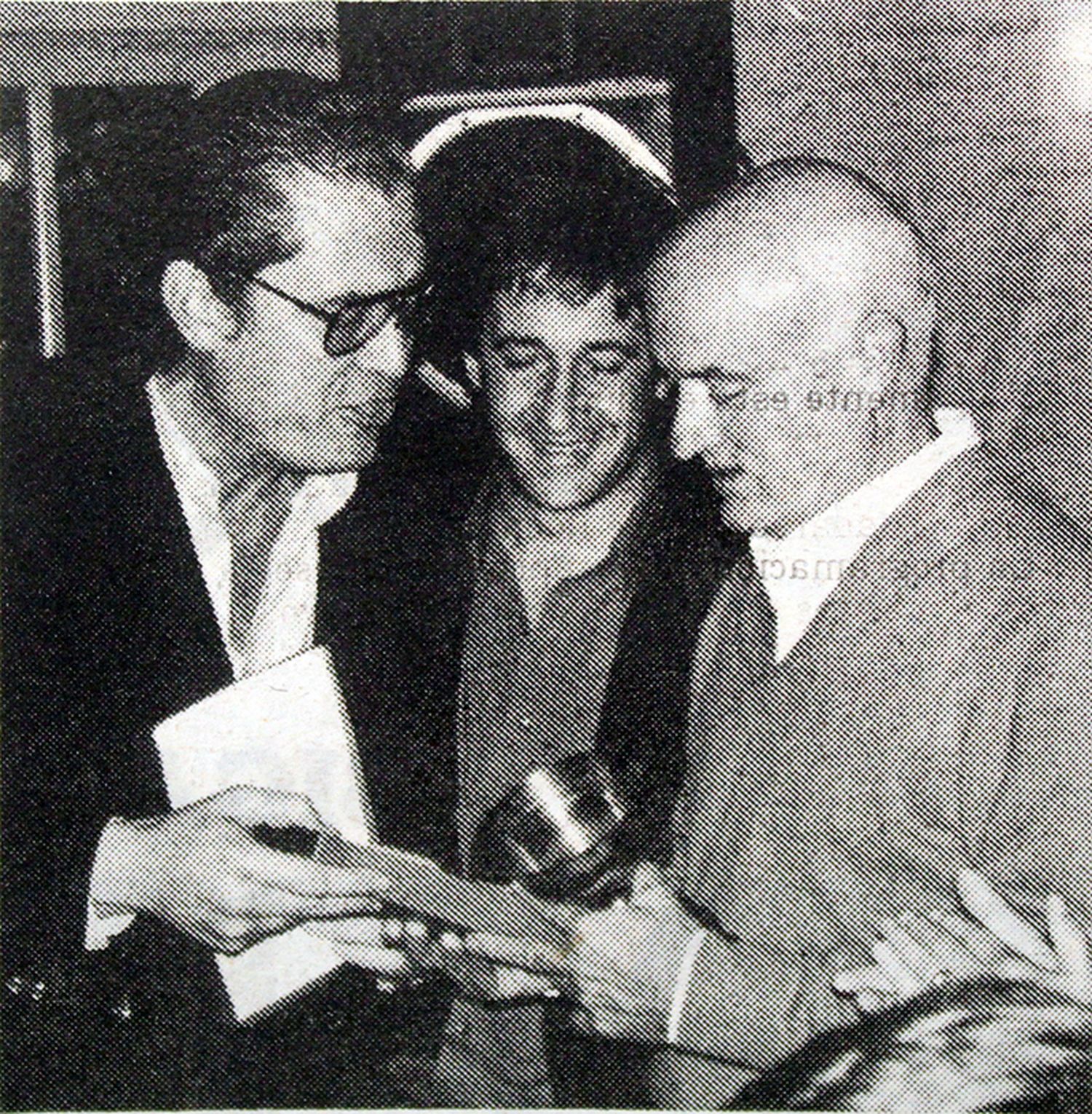 Ajedrez. Juan José Aloisi entregaba un recordatorio al ajedrecista Juan Carlos Obregoso