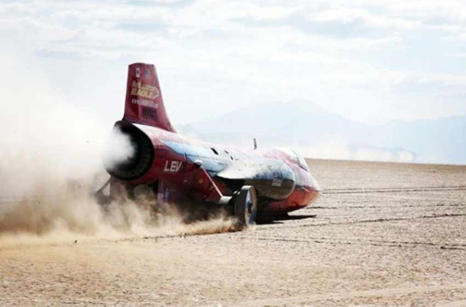 Quiso ser la más rápida del mundo y murió en un accidente a más de 600 km/h