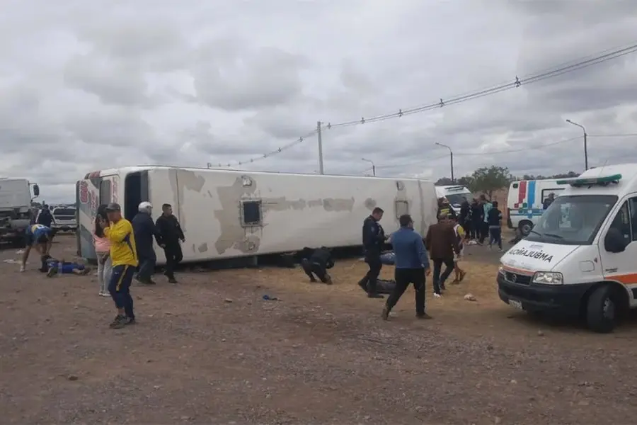 Tragedia en Mendoza: volcó un colectivo con hinchas de Boca y murió una mujer