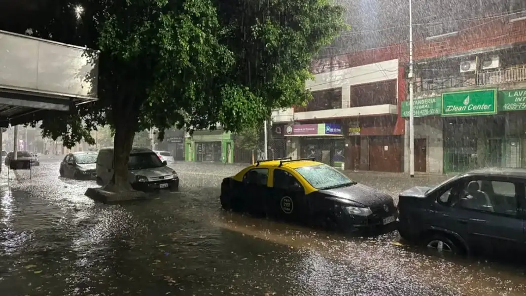 El temporal que azotó al AMBA dejó más de 40.000 usuarios sin luz, calles intransitables, techos volados y vuelos demorados.