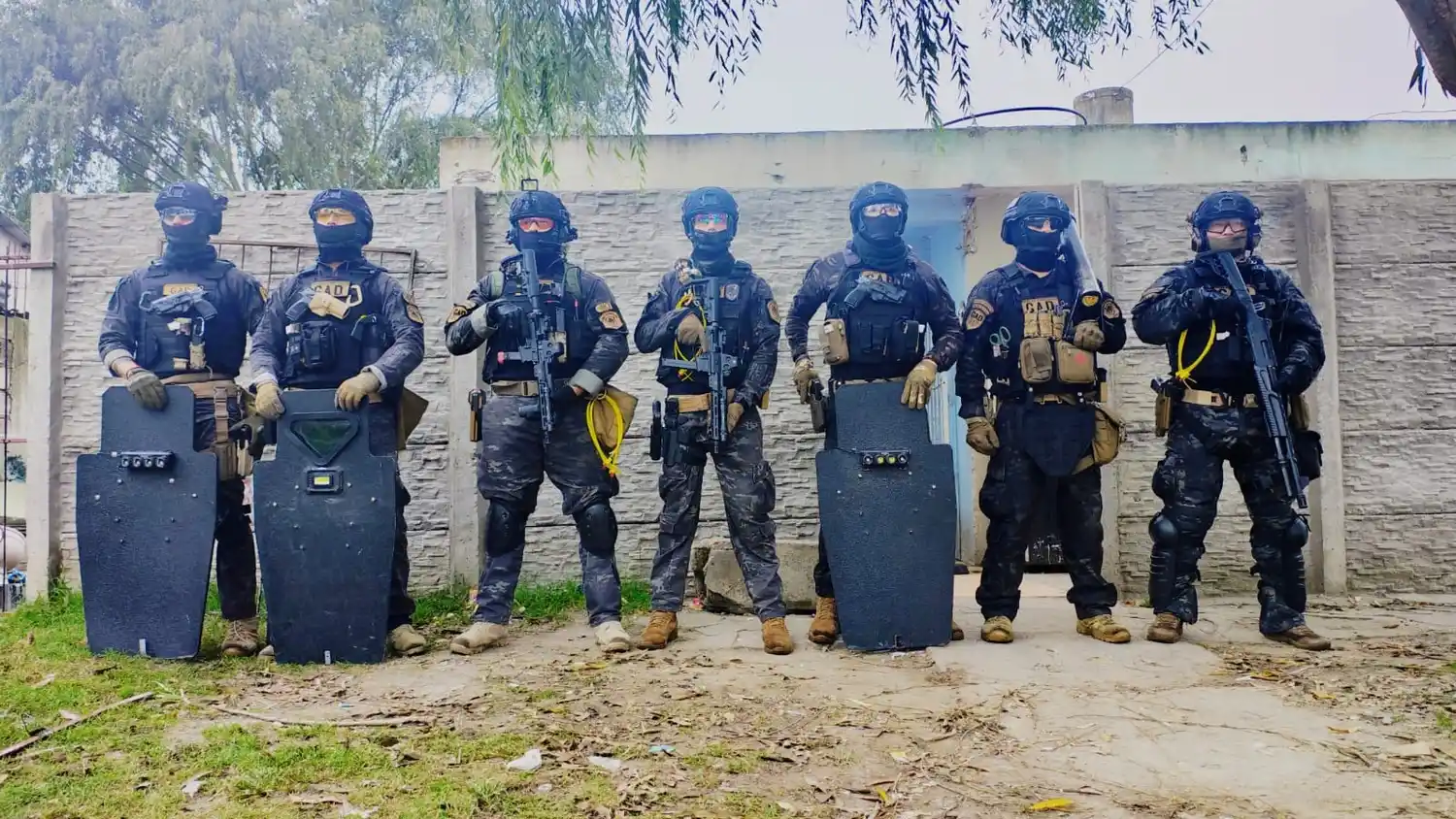 Allanaron una vivienda por coacción agravada y secuestraron un arma de fuego