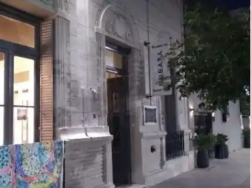 El Mubata, ubicado en Av. Moreno 232