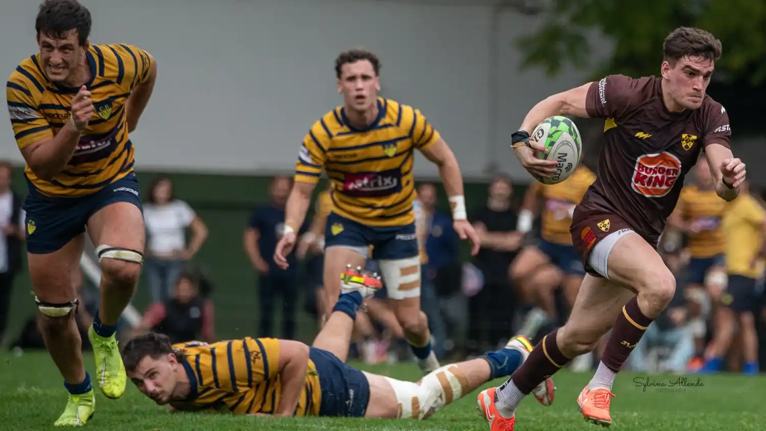 Joaquín Mihura se escapa rumbo a su primer try.