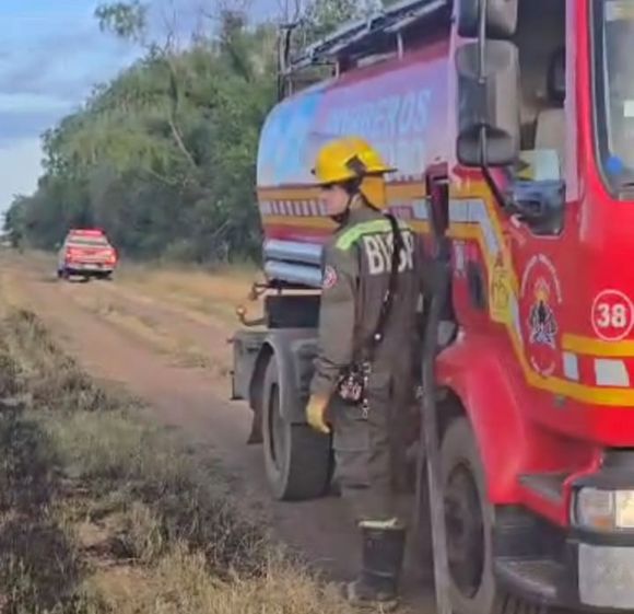 [VIDEO] Incendio en un campo próximo a la escuela 34