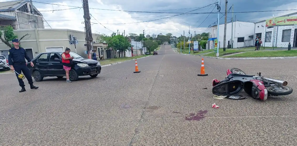 Dos personas hospitalizadas por el choque de un auto con una moto