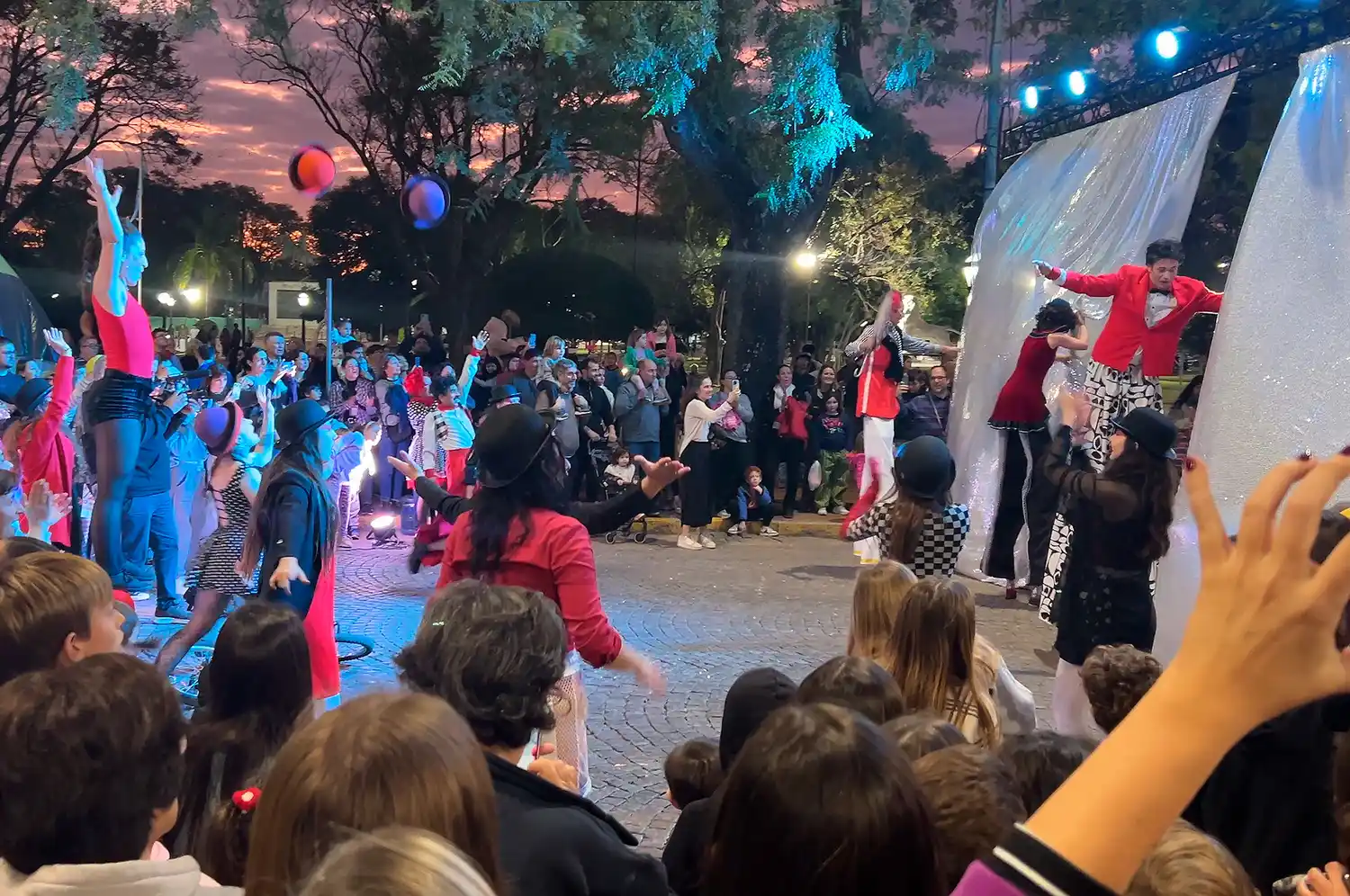 Comenzó el Festival de Teatro de Rafaela 2025: fiesta, alegría y colores en la inauguración de los 20 años