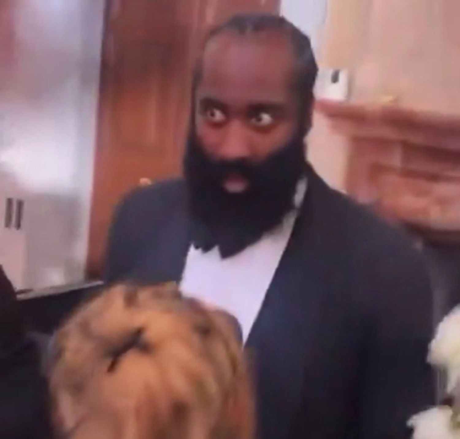 La reacción de James Harden al ver que su novia atrapó el ramo de flores