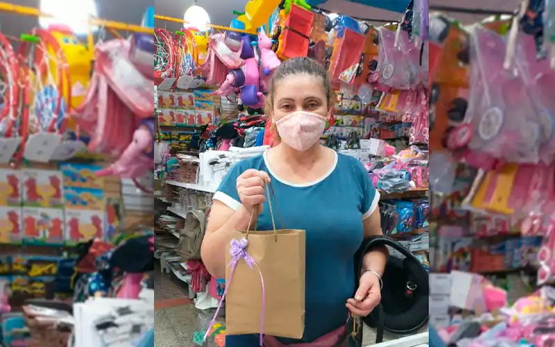 Fernanda con su premio de La Bomba