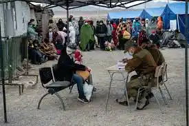 ¡PESE A AMENAZAS DE DEPORTACIÓN! Centenares de venezolanos cruzan de Bolivia a Chile