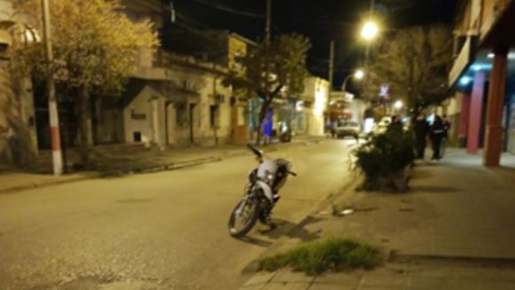 Accidente de tránsito: dos personas salieron despedidas de una moto