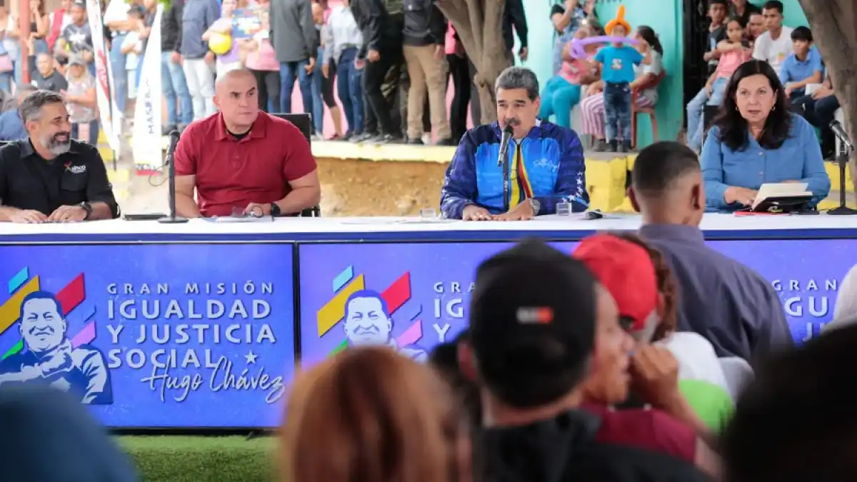 ¡LE SALIÓ COMPETENCIA A WHATSAPP! Maduro dice que tiene casi lista un App para comunicarse con los Consejos Comunales  (+Videos)